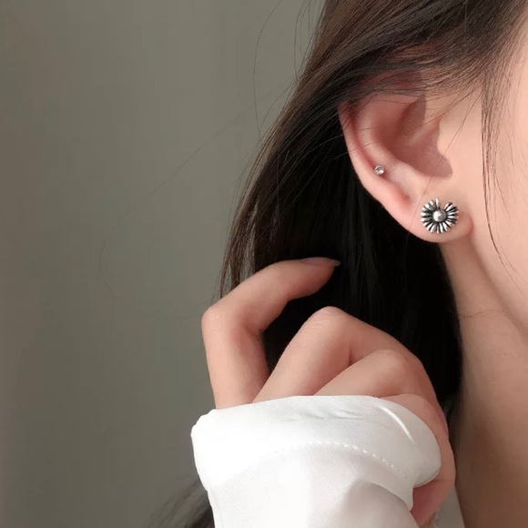 925 Sterling Silver Daisy Studs - Picture 4 of 5